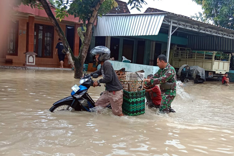 Danramil Mranggen Kerahkan Anggotanya Pantau Wilayah Terdampak Banjir